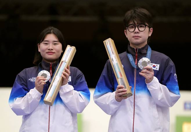 금지현(왼쪽)-박하준이 27일(한국시각) 프랑스 샤토루 CNTS 사격장에서 열린 2024 파리올림픽 사격 공기소총 10m 혼성경기에서 은메달을 획득했다. 사진은 두 선수가 시상식에서 은메달을 목에 건 모습. /사진=로이터