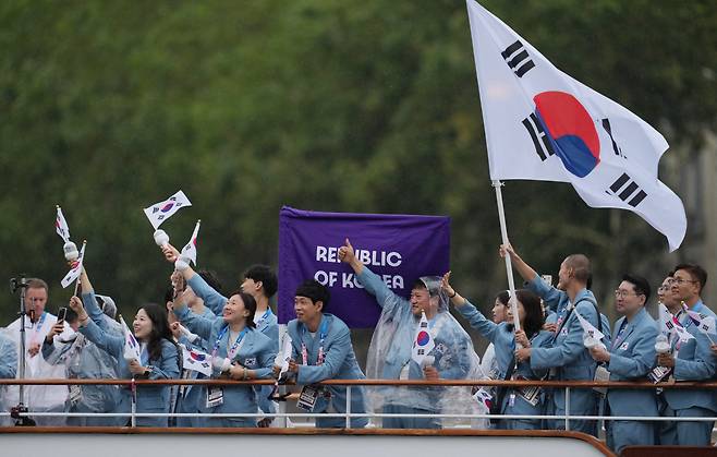 26일(현지시간) 프랑스 파리 센강에서 열린 2024파리올림픽 개회식에서 한국인 선수단이 보트에 탑승해 입장하고 있다. [로이터]