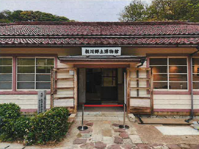 조선인 강제노역 현장인 일본 니가타현 사도광산 인근에 위치한 아이카와 향토박물관(니가타현 사도시 아이카와 사카시타마치 20). 박물관 일부에 '조선반도 출신자를 포함한 광산 노동자의 생활' 전시가 이뤄진다.