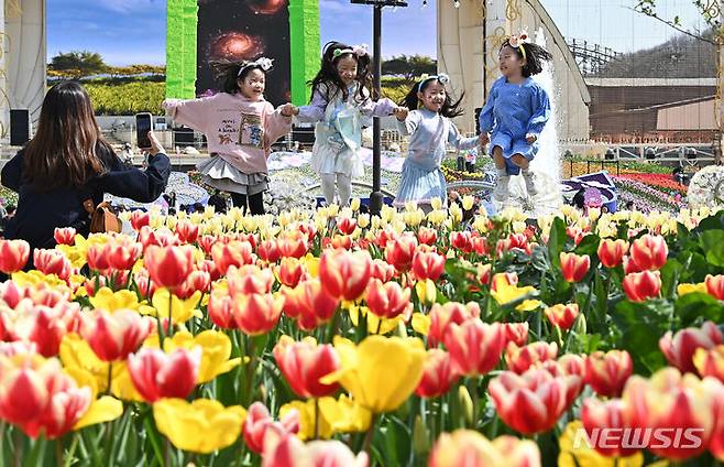 [용인=뉴시스] 김종택기자 = 휴일인 24일 경기도 용인시 에버랜드 포시즌스 가든을 찾은 어린이들이 활짝 핀 튤립 속에서 추억을 남기고 있다. 2024.03.24. jtk@newsis.com