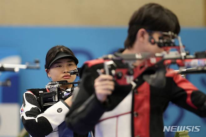 [샤토루=AP/뉴시스] 2024 파리 올림픽 공기소총 10m 혼성 은메달을 달성한 금지현(경기도청). 2024. 7. 27.