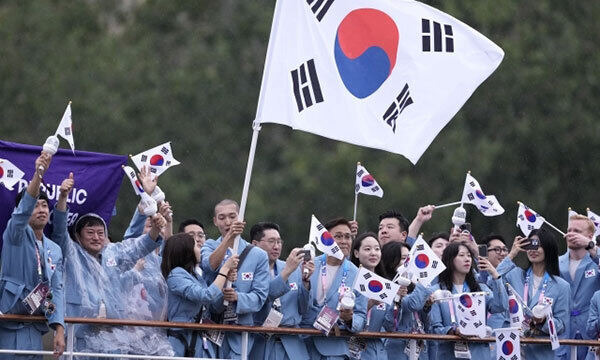 27일(한국시간) 프랑스 파리에서 열린 2024 파리올림픽 개회식에 참석한 대한민국 선수단. AP연합뉴스