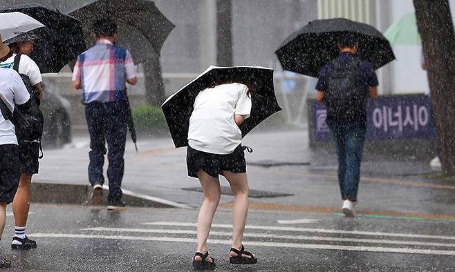 강한 소나기가 내리는 서울의 한 거리에서 우산을 쓴 시민들이 발걸음을 재촉하고 있다. 뉴시스