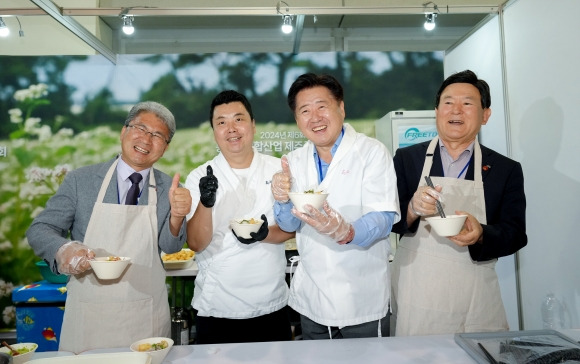 26일 제주국제컨벤션센터에서 개막한 농촌융복합산업 제주국제박람회  ‘푸파페 제주’에 정호영셰프가 오영훈도지사, 이상봉 도의회의장, 김광수 교육감 등과 함게 제주메밀로 만든 국수 시식행사를 펼치며 환하게 웃고 있다. 제주도 제공