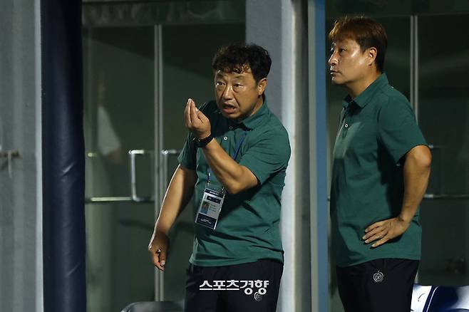 춘천시체육회U18 김현동 감독이 26일 충북 제천축구센터 제1구장에서 열린 57회 대통령금배 전국고등학교 축구대회 16강 춘천시체육회U18과 서울 광진U18의 경기에서 작전을 지시하고 있다. 2024.07.26. 조태형 기자