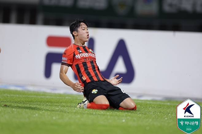 골 세리머리하는 양민혁(오른쪽)의 모습. /사진=한국프로축구연맹 제공