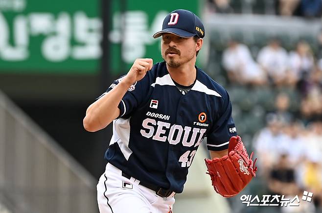 20일 오후 서울 송파구 잠실야구장에서 열린 '2024 신한 SOL Bank KBO리그' 두산 베어스와 LG 트윈스의 경기, 1회말 두산 선발투수 발라조빅이 공을 힘차게 던지고 있다. 엑스포츠뉴스 DB