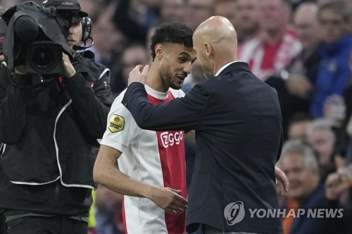 글로벌 매체 원풋볼에 따르면 유럽 축구 이적시장 전문가 파브리치오 로마노 기자는 자신의 유튜브 채널을 통해 바이에른 뮌헨 풀백 누사이르 마즈라위가 맨체스터 유나이티드에 합류해 에릭 텐 하흐 감독과 재회하길 원한다고 주장했다. 모로코 풀백 마즈라위는 최근 프리미어리그 웨스트햄 유나이티드 이적이 유력해 보였으나 선수 측은 맨유 이적을 더 선호하는 것으로 알려졌다. 이번 여름 텐 하흐 감독은 마즈라위뿐만 아니라 마테이스 더리흐트까지 노리면서 또다시 아약스 출신 제자들과의 재회를 꿈꾸고 있다. 연합뉴스