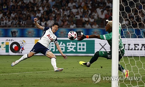 토트넘 홋스퍼는 27일(한국시간) 일본 도쿄 국립경기장에서 열린 J리그 클럽 비셀 고베와의 여름 프리시즌 친선전에서 페드로 포로와 손흥민 그리고 마이키 무어의 득점에 힘입어 3-2로 승리했다. 이날 토트넘은 선제 실점을 내줬지만 3골을 터트리면서 경기를 뒤집었다. 특히 토트넘 주장 손흥민은 이날 선발로 나와 후반전에 역전골을 터트리면서 팀 승리를 이끌었다. 손흥민은 후반 15분에 교체 아웃됐는데 이날 경기장을 찾은 5만 관중은 손흥민에게 기립 박수를 보냈다. 연합뉴스