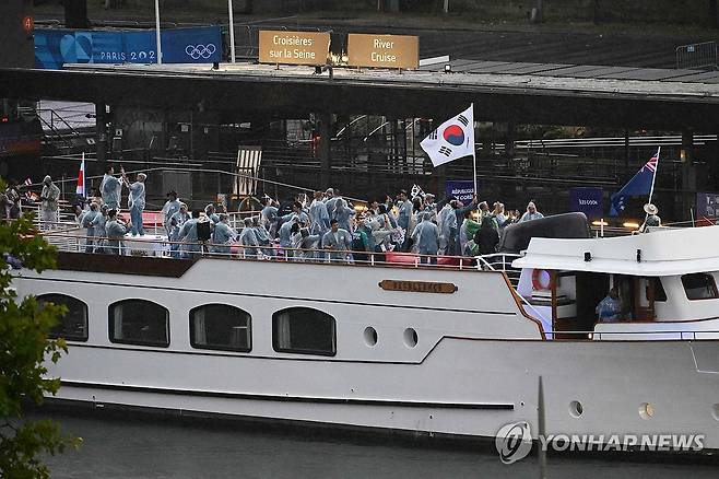 태극기 흔들며 트로카데로 광장으로 향하는 선수단 (파리=연합뉴스) 황광모 기자 = 2024 파리 올림픽 개회식이 열린 26일(현지시간) 프랑스 파리 센강에서 대한민국 선수단을 태운 보트가 트로카데로 광장을 향해 수상 행진을 하고 있다. 2024.7.27 hkmpooh@yna.co.kr