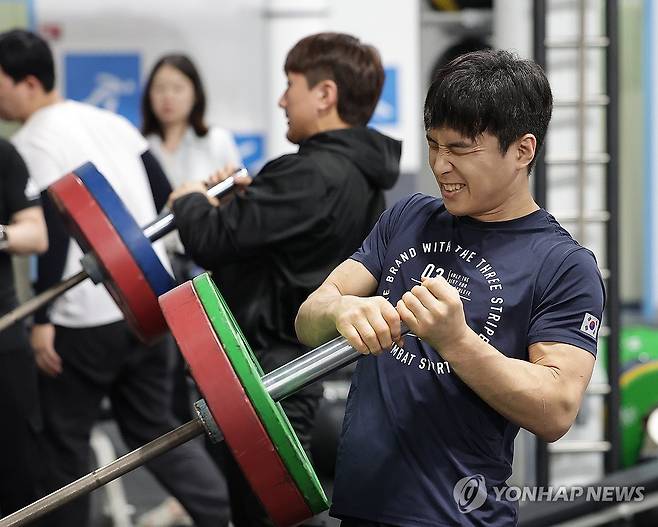 웨이트 훈련하는 안바울과 이준환 (진천=연합뉴스) 김도훈 기자 = 13일 충북 진천국가대표선수촌 챔피언하우스에서 열린 2024 파리 하계올림픽 유도 대표팀 미디어데이 행사에서 안바울(앞)과 이준환이 웨이트트레이닝을 하고 있다. 2024.6.13 superdoo82@yna.co.kr