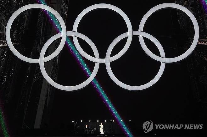 파리 올림픽 개막을 축하하는 셀린 디옹의 공연 (파리=연합뉴스) 김도훈 기자 = 2024 파리올림픽 개막일인 26일(현지시간) 프랑스 파리 트로카데로광장에 설치된 개회식장에서 셀린 디옹이 축하공연을 펼치고 있다. 2024.7.27 superdoo82@yna.co.kr