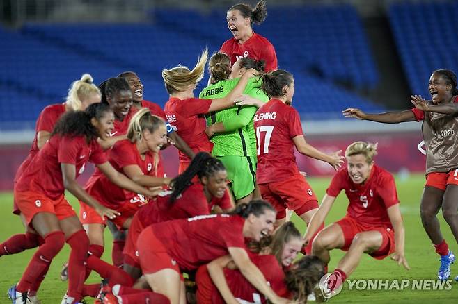 2020 도쿄 올림픽에서 금메달을 획득한 캐나다 여자축구 대표팀 [AP=연합뉴스]