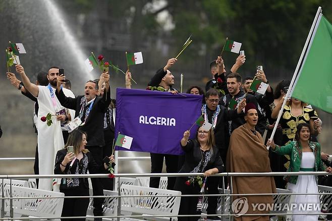 장미를 뿌리며 파리 학살 희생자 추모하는 알제리 선수단 [AP=연합뉴스]