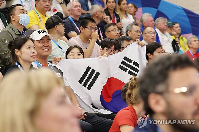 박효진-최대한 '금지현-박하준 화이팅!' (샤토루[프랑스]=연합뉴스) 임화영 기자 = 27일(현지시간) 프랑스 샤토루 슈팅 센터에서 열린 2024 파리올림픽 사격 공기소총 10m 혼성 단체 결선에서 반효진과 최대한이 금지현과 박하준의 경기를 응원하고 있다. 2024.7.27 hwayoung7@yna.co.kr