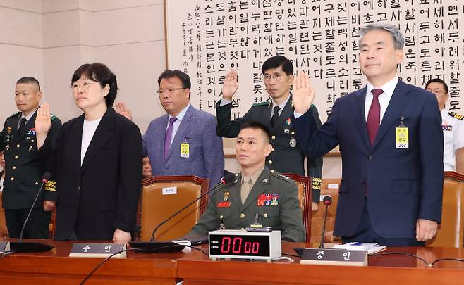 19일 국회 법제사법위원회에서 열린 ‘윤석열 대통령 탄핵소추안 발의 요청’ 국민동의 청원 관련 청문회에 증인으로 출석한 임성근 전 해병대 1사단장이 선서를 거부한 채 자리에 앉아 있다.(사진=연합뉴스)