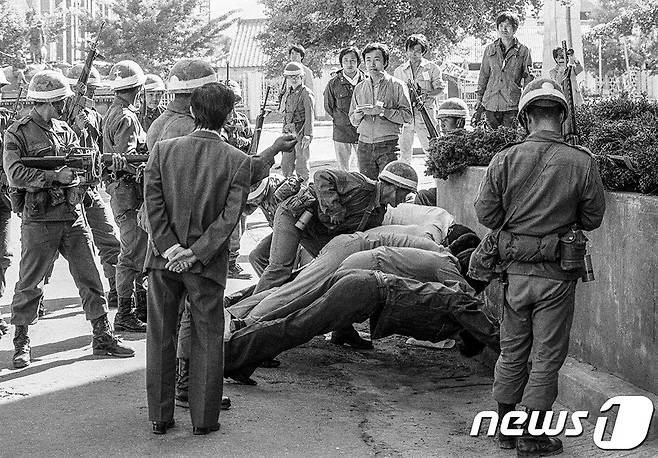 한국일보가 공개한 5·18민주화운동 당시 미공개 사진. 5·18 당시 계엄군에게 붙잡힌 시민들이 폭행을 당하고 있다.(한국일보 제공)2020.11.24/뉴스1 ⓒ News1