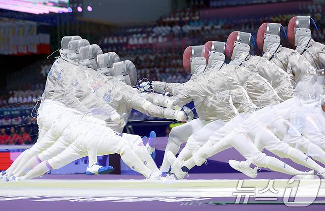 대한민국 펜싱 대표팀 구본길 선수가 27일 오후(한국시간) 프랑스 파리 그랑 팔레에서 열린 남자 사브르 개인 32강 경기에서 튀니지의 파레스 페르자니 선수와 맞대결을 펼치고 있다. (다중노출 촬영) 2024.7.27/뉴스1 ⓒ News1 박정호 기자