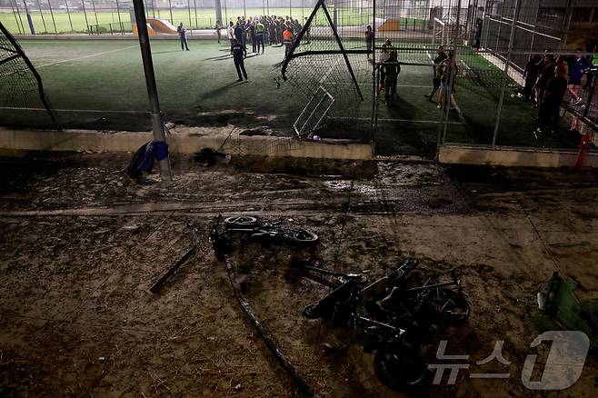 27일(현지시간) 이스라엘이 점령 중인 골란고원의 마즈달 샴스의 축구 경기장이 로켓 공격을 받아 곳곳이 파손됐다. 이 공격으로 최소 12명이 숨지고 18명이 다쳤다. 2024.07.27/ ⓒ 로이터=뉴스1 ⓒ News1 권진영 기자