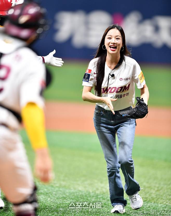 [포토]‘시구볼을 향해 돌격’ 솔지 키움히어로즈의 첫 엔터히어로로 선정된 EXID 출신 솔지가 28일 고척스카이돔에서 열린 2024프로야구 키움히어로즈와 기아타이거즈의 경기에서 시구를 하고 있다. 솔지가 활동한 EXID는 히어로즈와 8번의 공식행사를 진행하는 등 깊은 인연을 이어오고 있고 솔지의 9번째 히어로즈 방문을 기해 첫 엔터히어로로 선정해 애국가 독창과 시구, 엔터히어로 1호선정 기념식을 진행했다 2024.07.28.  고척 | 강영조기자 kanjo@sportsseoul.com