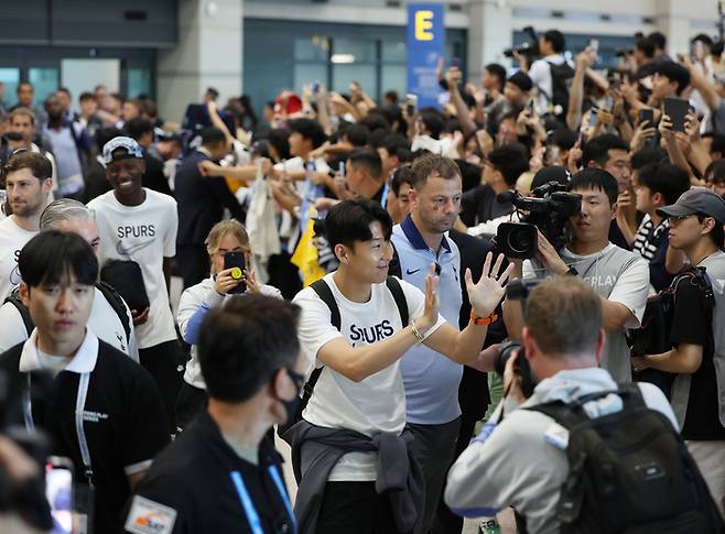 잉글랜드 프로축구 토트넘의 손흥민과 선수들이 쿠팡플레이 시리즈 참가를 위해 28일 오후 인천국제공항을 통해 입국하며 손을 흔들고 있다. 연합뉴스