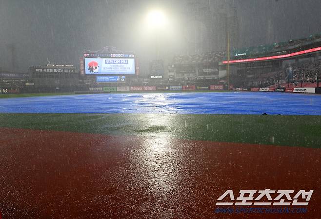 23일 수원 KT위즈파크에서 열린 SSG-KT전이 갑작스러운 폭우로 경기 시작 직전 중단됐다. 잠시 후 경기는 취소됐다. 수원=정재근 기자 cjg@sportschosun.com/2024.7.23/
