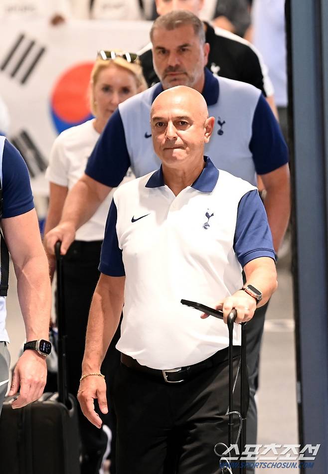 아시아 투어를 시작한 잉글랜드 프리미어리그 토트넘 선수단이 28일 오후 인천국제공항을 통해 입국했다. 다니엘 레비 회장과 엔지 포스테코글루 감독이 입국장을 빠져나가고 있다. 인천공항=허상욱 기자 wook@sportschosun.com/2024.07.28/