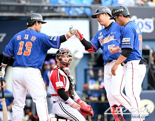 28일 잠실야구장에서 열린 한화와 LG의 경기, 2회초 한화 하주석이 재역전 솔로홈런을 치고 하이파이브를 하고 있다. 잠실=허상욱 기자 wook@sportschosun.com/2024.07.28/