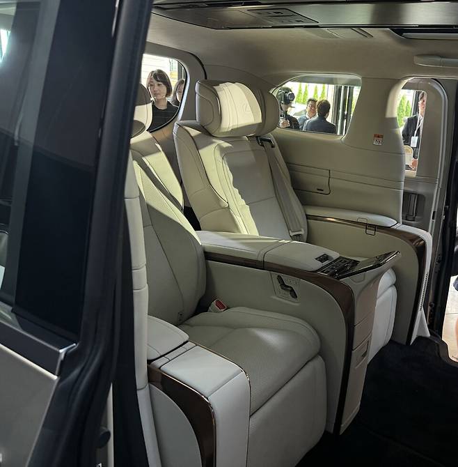 독립된 2열 공간을 제공하는&nbsp;LM 500h&nbsp;4인승 로열(Royal) 그레이드 실내