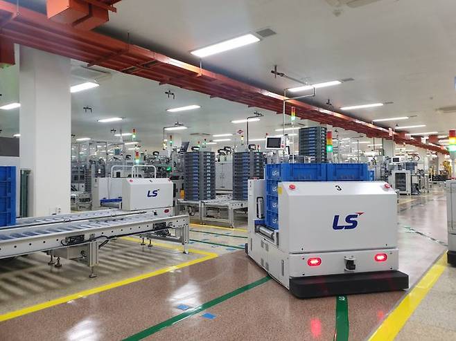 AMR이 차단기 제조에 필요한 부품을 자율적으로 운반하고 있다.ⓒLS일렉트릭
