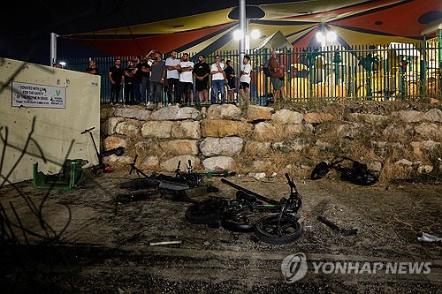 27일(현지시간) 로켓 공격으로 9명이 사망한 이스라엘 점령지 골란고원 마즈담 샴스의 축구장. [골란고원 로이터=연합뉴스]