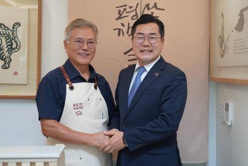 문재인 전 대통령과 더불어민주당 박찬대 대표 직무대행 겸 원내대표[더불어민주당 제공] 연합뉴스