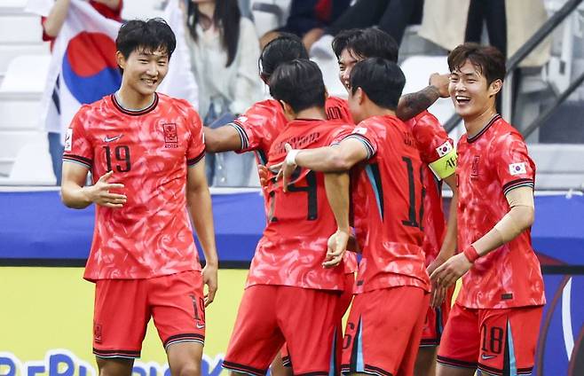 카타르 알라이얀 자심 빈 하마드 스타디움에서 열린 2024 아시아축구연맹(AFC) U-23 아시안컵 조별리그 B조 3차전 대한민국과 일본의 경기, 선제골은 넣은 김민우가 동료들과 기뻐하고 있다. / 사진 = 뉴스1