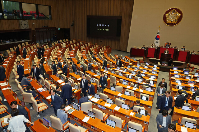 신동욱 국민의힘 의원이 지난 26일 오후 국회 본회의에서 방송법 개정안에 관한 무제한토론(필리버스터)을 시작하자, 야당 의원들이 줄지어 퇴장하고 있다. 연합뉴스