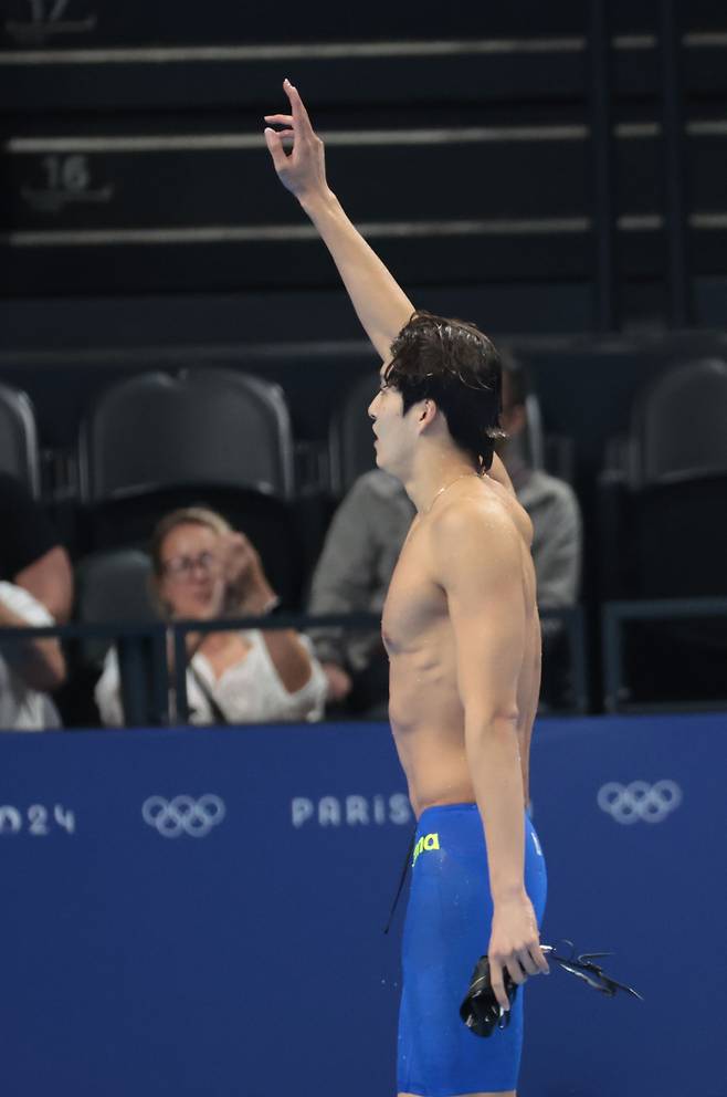 <yonhap photo-2337=""> 김우민, 남자 자유형 400m 동메달 획득 (파리=연합뉴스) 김인철 기자 = 김우민이 27일(현지시간) 프랑스 파리 라데팡스 아레나에서 열린 2024 파리올림픽 수영 남자 자유형 400m 결승에서 동메달을 차지한 뒤 기뻐하며 경기장을 나서고 있다. 2024.7.28 yatoya@yna.co.kr/2024-07-28 04:35:14/ <저작권자 ⓒ 1980-2024 ㈜연합뉴스. 무단 전재 재배포 금지, AI 학습 및 활용 금지></yonhap>