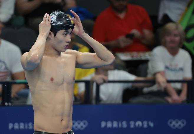 <yonhap photo-1922=""> 훈련 마친 황선우 (파리=연합뉴스) 김인철 기자 = 수영 국가대표 황선우가 27일(현지시간) 오후 프랑스 파리 라데팡스 아레나에서 훈련을 마친 뒤 이동하고 있다. 2024.7.28 yatoya@yna.co.kr/2024-07-28 03:22:40/ <저작권자 ⓒ 1980-2024 ㈜연합뉴스. 무단 전재 재배포 금지, AI 학습 및 활용 금지></yonhap>