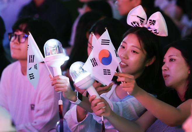 참석자들이 응원봉을 들고 기념촬영을 하고 있다. 파리=김성룡 기자