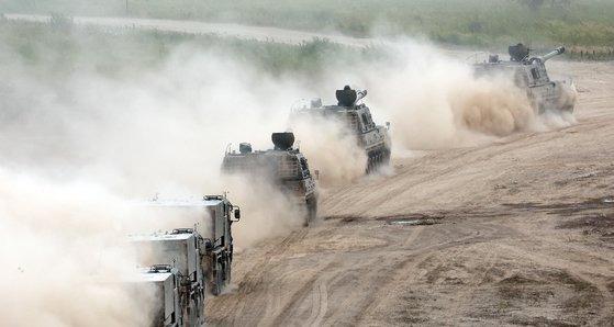 한화에어로스페이스는 폴란드·루마니아 등과 K-9 자주포, 다연장로켓 천무 등의 수출계약을 맺었다. 사진은 작전지역에서 사격을 하고 있는 K9 모습. 사진 연합뉴스