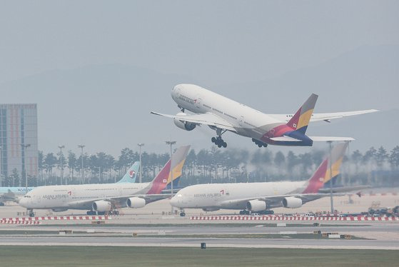 지난해 5월30일 오후 인천국제공항. 항공기가 이륙하고 있다. 연합뉴스