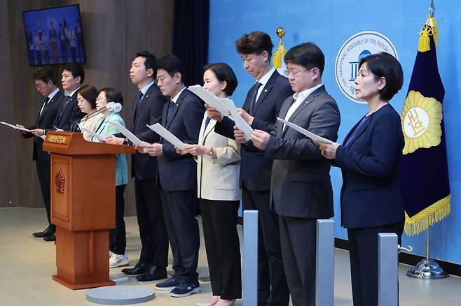 국회 과학기술정보방송통신위원회 소속 야당 의원들이 28일 오후 국회 소통관에서 이진숙 방송통신위원장 후보자의 ‘법인카드 유용 의혹’을 확인하기 위해 벌였던 대전MBC 등의 현장검증 결과를 설명하고 있다. 연합뉴스