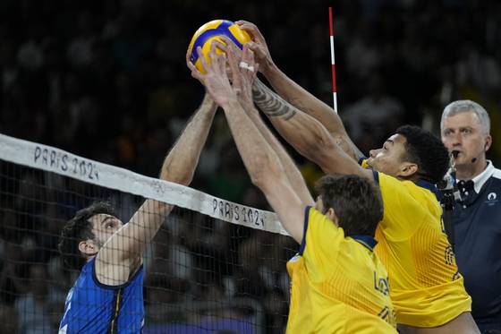 Darlan Ferreira Souza of Brazil, right, blocks the ball during the group B volleyball game against Italia at the Paris Olympics in Paris on Saturday. [AP/YONHAP]