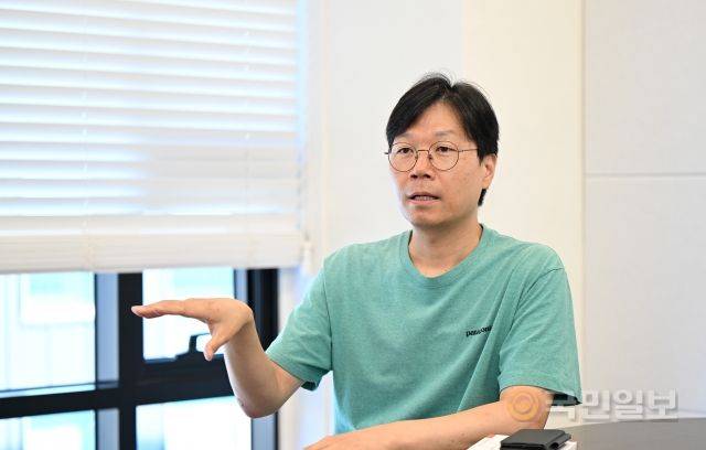 김정태 MYSC 대표는 파타고니아 창업자 이본 쉬나드의 책 '파도가 칠 때는 서핑을'을 경영학 교과서로 꼽았다. 김 대표가 지난 15일 서울 성동구 메리 히어 사옥에서 파타고니아 티셔츠를 입고 대담하고 있다. 신석현 포토그래퍼