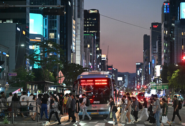 해가 저물어 가는 저녁, 강남역 일대는 퇴근을 맞은 사람들로 붐비기 시작한다. 하루 일과를 마친 이들의 피로가 공기 중에 묻어나는 듯하다. 조주현기자