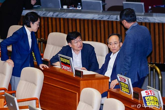 추경호 국민의힘 원내대표가 28일 오후 서울 여의도 국회 본회의장에서 방송문화진흥회법(방문진법) 개정안에 반대하는 유용원 국민의힘 의원 무제한 토론(필리버스터) 중 정점식, 조지연 등 동료 의원들과 대화하고 있다. 2024.7.28/사진=뉴스1