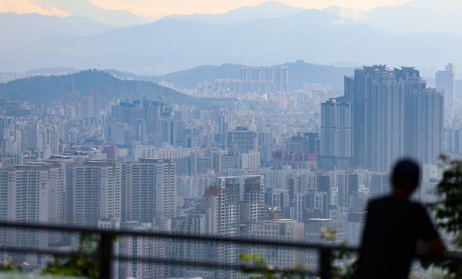 서울 땅값이 전국 최고 상승률을 기록하는 등 강세를 보이자 서울 집값도 영향을 받을 수 있다는 분석이 나온다. 사진은 지난 26일 서울 중구 남산에서 본 서울 아파트 단지 모습. /사진=뉴시스