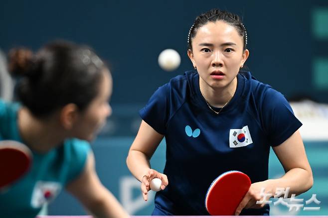 대한민국 탁구대표팀 전지희가 23일(현지시각) 파리 사우스 파리 아레나4에 마련된 탁구 경기장에서 훈련하고 있다. 2024.7.23 파리=올림픽사진공동취재단