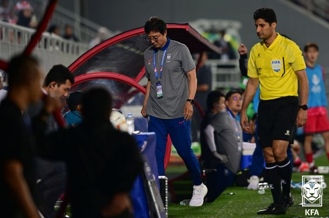 [사진] 일본 축구가 2024 파리 올림픽에서 말리를 1-0으로 꺾고 2연승을 달렸다. 그 덕분에 조기에 8강 진출을 확정하며 56년 만의 메달 획득 청신호를 밝혔다. 일본이 와일드카드없이 23세 이하(U-23) 선수들만 올림픽 8강에 오른 건 처음 있는 일이다. 반면 한국은 올림픽 본선 무대조차 밟지 못하며 세계 최초 10회 연속 올림픽 출전 대기록이 좌절됐다. 퇴장당하는 황선홍 감독. 