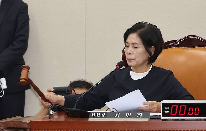 최민희 국회 과학기술정보방송통신위원장이 26일 열린 과방위 전체회의 인사청문회에서 의사봉을 두드리고 있다. 뉴시스