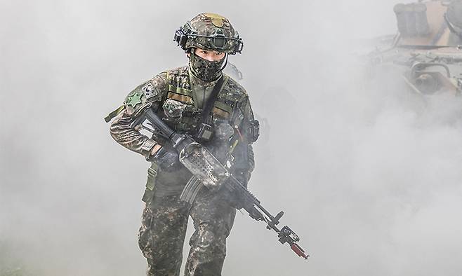 과학화훈련에 참가한 육군 제6보병사단 초산여단이 장병이 연막을 뚫고 전진하고 있다. 육군 제공