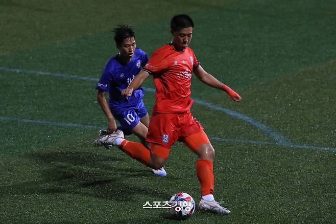 충북 제천시 제천축구센터에서 24일 열린 제57회 대통령금배 전국고등학교축구대회 경기 HSFAU18과 경기 안양공고의 20강전 경기에서 선수들이 볼다툼 하고 있다. 2024.07.24. 정효진 기자
